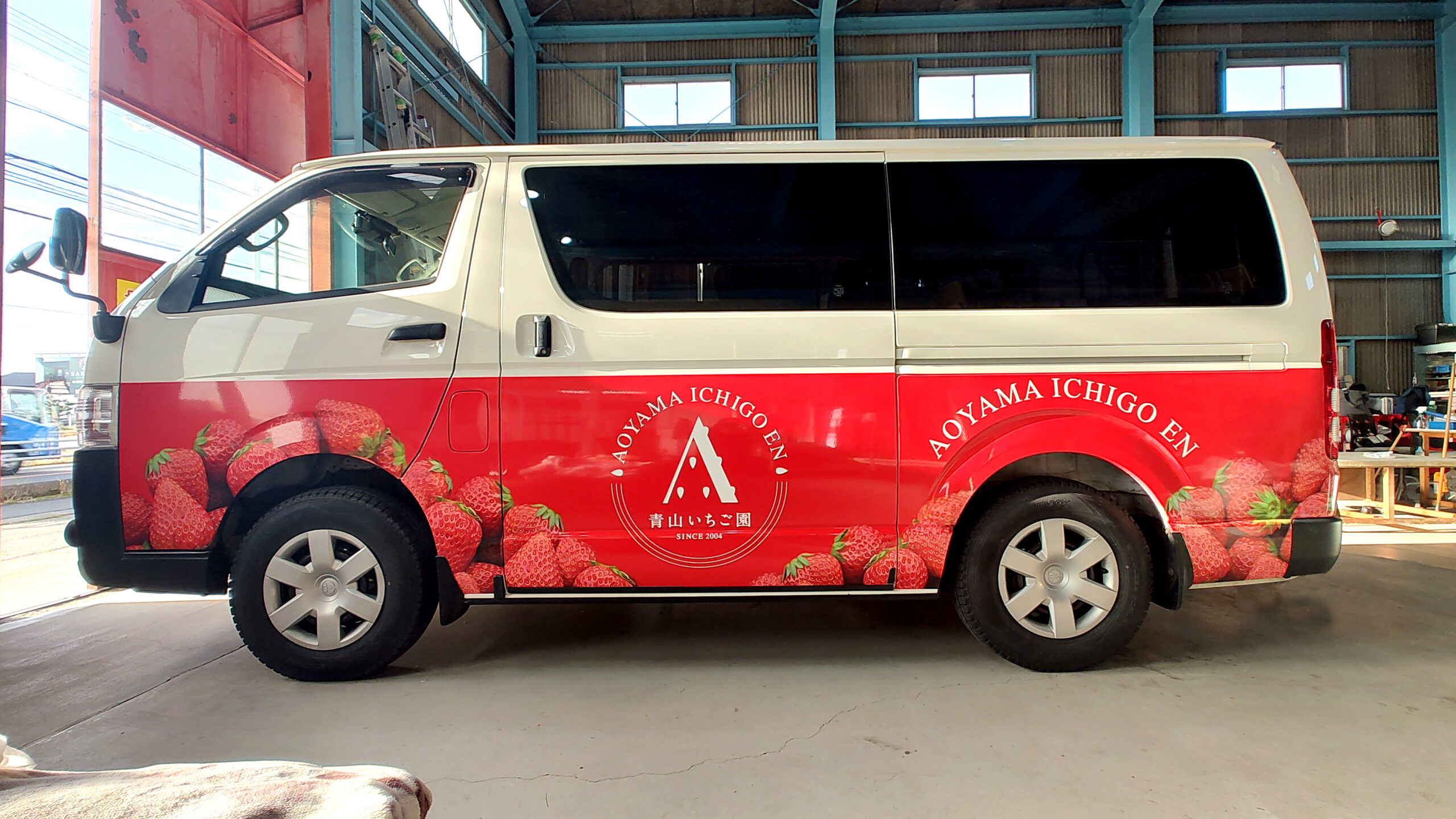 岐阜の看板制作事例:青山いちご園様のキッチンカー・フルラッピング完成写真